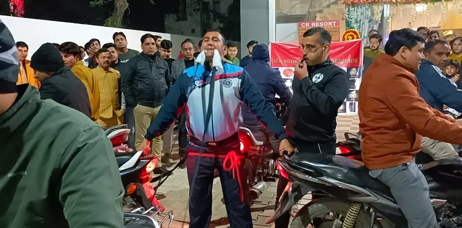 छह चलती बाईक को रोककर स्टील मैन बिजेंद्र ने फिर बनाया रिकॉर्ड