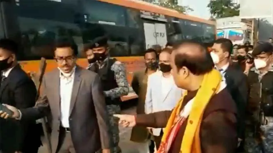 जब डीसी ने रूकवाया ट्रैफिक तो असम के सीएम ने लगाई लताड़