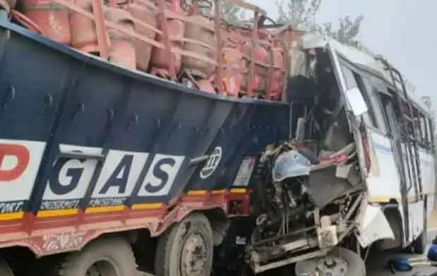 दु:खद: यात्री बस और सिलेंडर लदे ट्रक के बीच टक्कर में 8 की मौत, 12 अन्य घायल