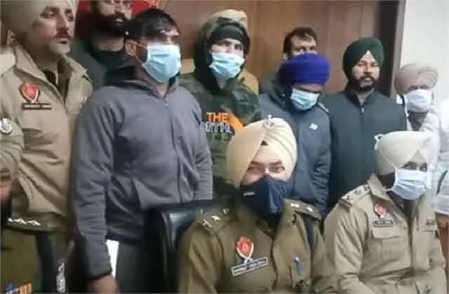 नाके पर तैनात पुलिस पर हमला, हैंडग्रेनेड सहित आरोपी काबू