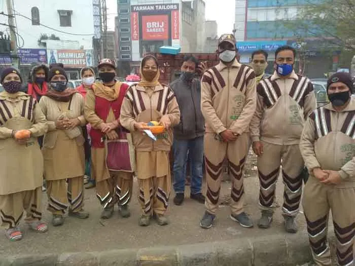अम्बाला: डेरा श्रद्धालुओं ने लापरवाह लोगों को पढ़ाया कोविड-नियम का पाठ