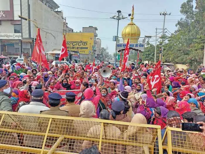उपमुख्यमंत्री के आवास का घेराव करने निकली आंगनबाड़ी वर्कर को पुलिस ने रोका