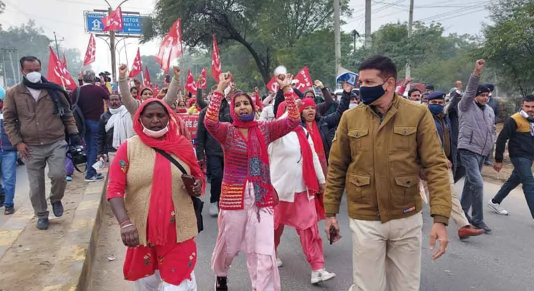 जेल भरो आंदोलन: आंगनबाड़ी वर्कर प्रशासन को चकमा देकर पैदल ही गिरफ्तारी देने जा पहुंची जिला जेल के बाहर