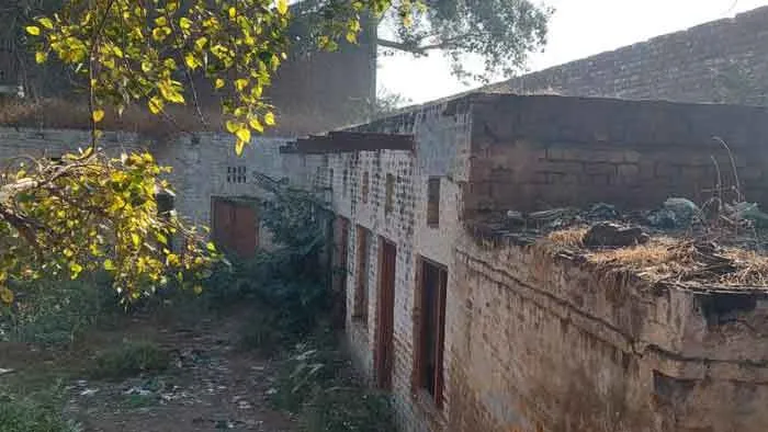 नशेड़ियों का अड्डा बना ऐलनाबाद का पुराना खंडर बीडीपीओ ऑफिस