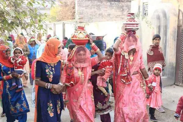 बेटी के जन्म पर हुआ कुआं पूजन