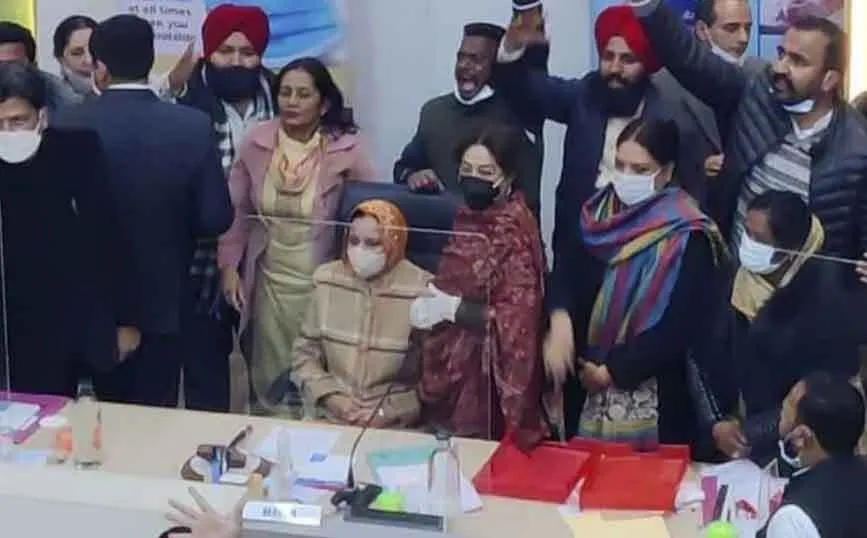चंडीगढ़ में भाजपा की सरबजीत कौर मेयर बनीं, आप पार्टी का हंगामा