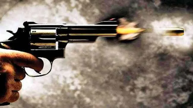 थाने के बाहर चली गोलियां, तीन घायल, एक गंभीर