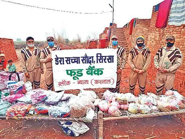 ब्याना की साध-संगत ने प्रवासी मजदूरों के साथ मनाया लोहड़ी पर्व