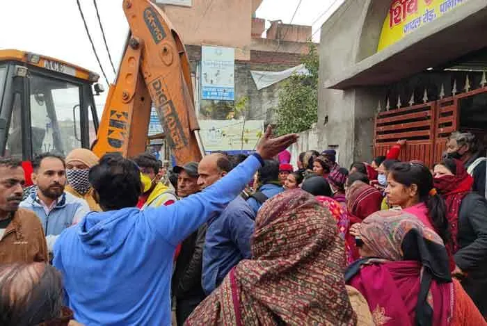 अवैध निर्माण तोड़ने पहुंचा निगम, जेसीबी के आगे लेटे लोग