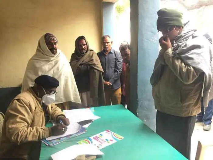 खेतों में अमरूद के पेड़ पर लटका मिला शव