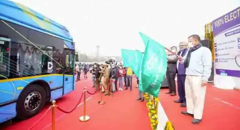 केजरीवाल ने दिल्ली की पहली इलेक्ट्रिक बस को हरी झंडी दिखा किया रवाना