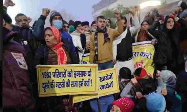 शिक्षा मंत्री कंवर पाल के आवास पर शिक्षकों का प्रदर्शन