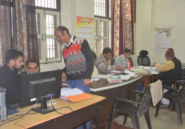 बिना मास्क काम कर रहे कर्मचारियों के डीआरओ ने किए चालान