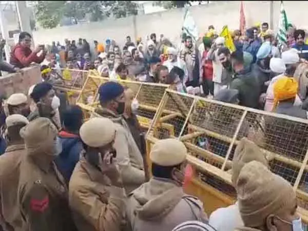 नकली डीएपी बिक्री मामले में गुस्साए किसानों ने घेरा थाना