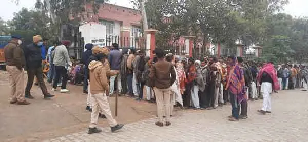 किसान बोले, दो माह से खाद के लिए थाने व दुकानों के बाहर लाइन में लगे