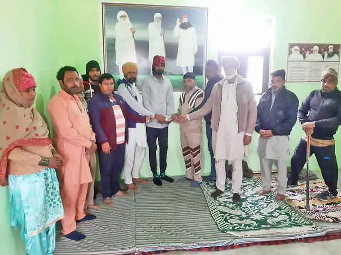 आंख की पुतली बदलवाने के लिए साध-संगत ने की आर्थिक सहायता
