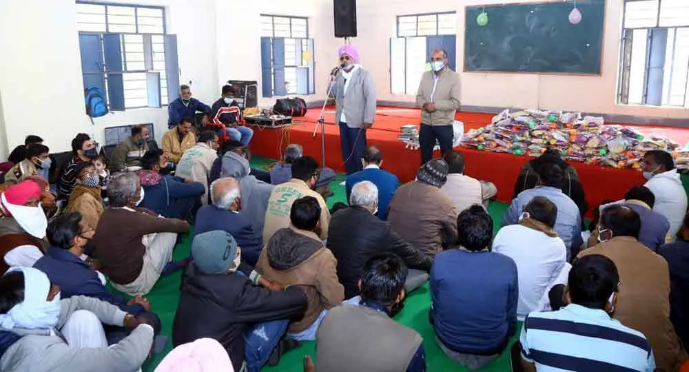 खिलौने-खाद्य सामग्री की किट पाकर खिले मासूम व मायूस चेहरे