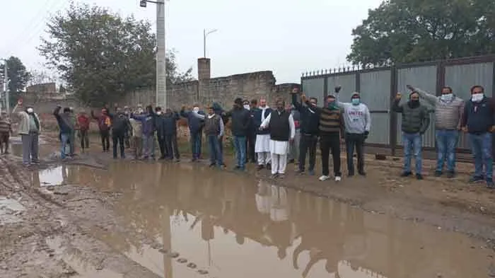 अनदेखी की मार झेल रहा खस्ताहाल ‘गौशाला रोड’