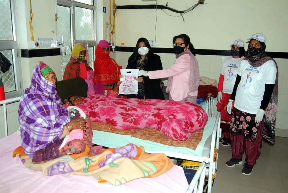 यूथ वीरांगनाओं ने अस्पताल में मरीजों को बांटी कोरोना रोधी किटें