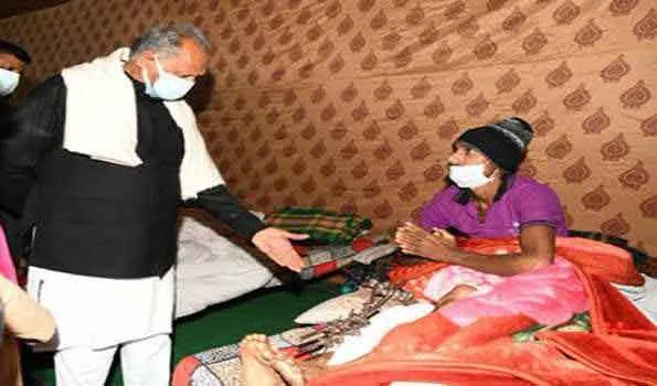 सीएम गहलोत ने जरूरतमंद लोगों को बांटे कम्बल