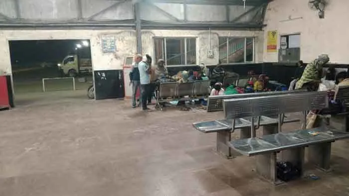 जाखल रेलवे स्टेशन के मुख्य द्वारों पर नहीं है गेट, ठिठुर रहे यात्री