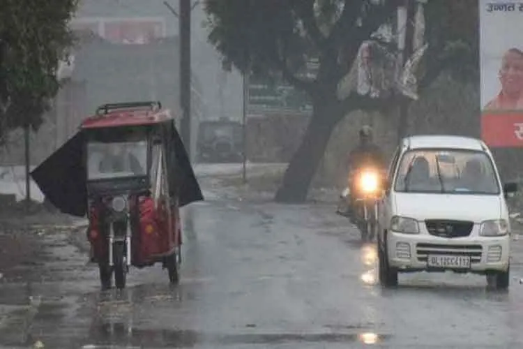 तेज हवाओं के साथ हल्की बारिश ने बढ़ायी ठंड