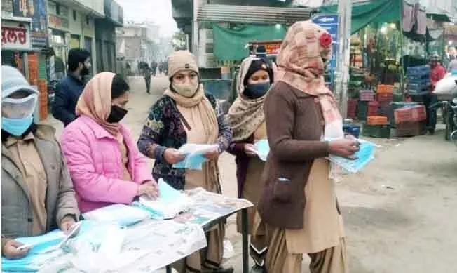 सराहनीय: वैक्सीनेशन के लिए साध-संगत ने लोगों को किया जागरूक, बांटे मास्क