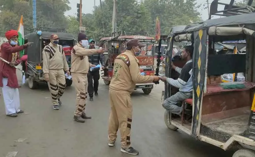 सरसा : कोरोना संक्रमण से बचाव को लेकर डेरा श्रद्धालुओं ने शहर में चलाया जागरूकता व मास्क बांटने का अभियान