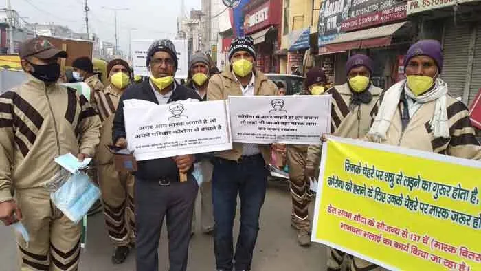 मास्क वितरण अभियान जारी: डेरा सच्चा सौदा ने ठाना है, कोरोनो से बचाना है….