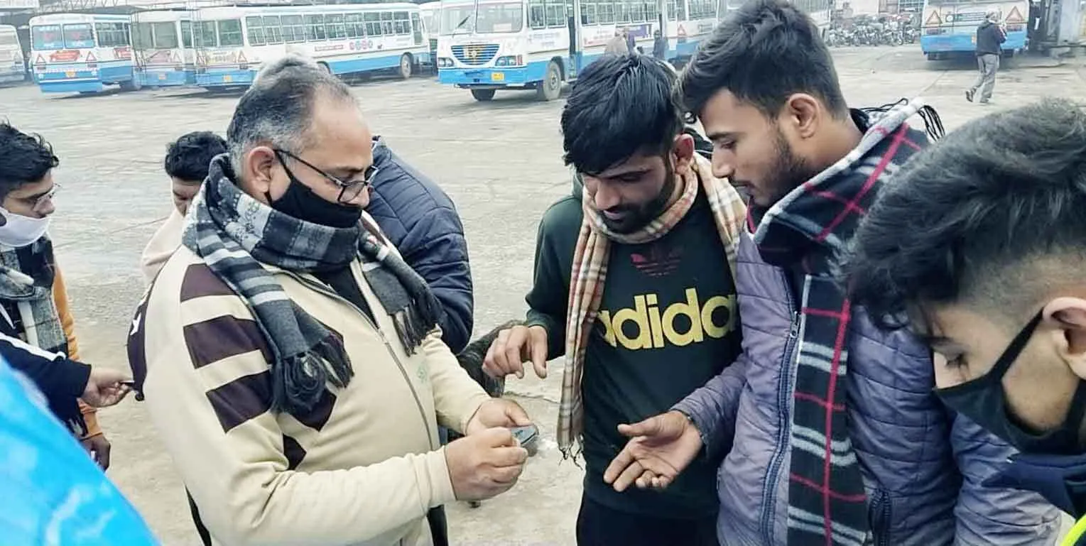 डेरा श्रद्धालुओं ने बस स्टैंड, हंस मार्केट में बांटे मास्क