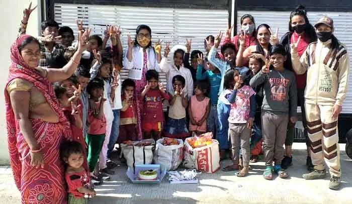 मेघा इन्सां ने झोंपड़ियों में बच्चों संग अनोखे तरीके से मनाया जन्मदिन