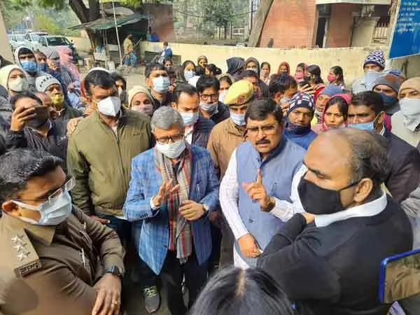 विधायक बलराज कुंडू और बीबी बतरा ने अभिभावकों के साथ घेरा लघु सचिवालय