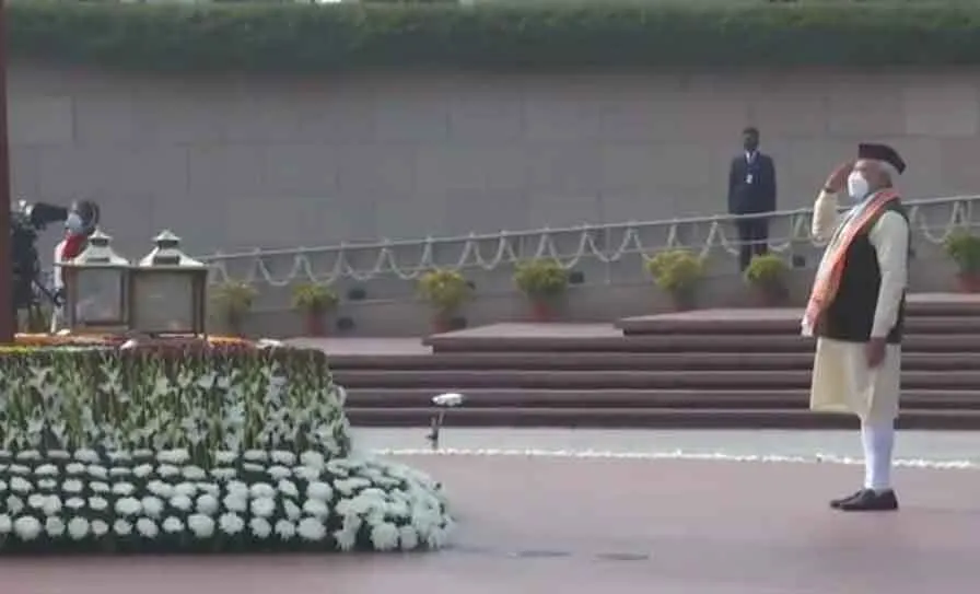 मोदी ने राष्ट्रीय युद्ध स्मारक पर शहीद सैनिकों को दी श्रद्धांजलि