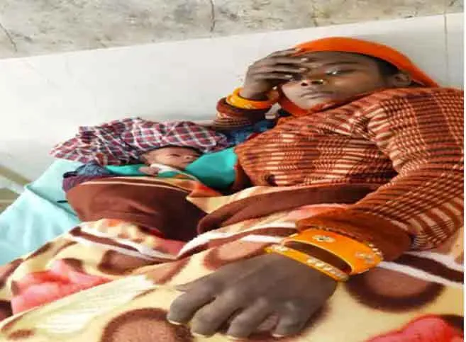 चलती एम्बुलेंस में महिला ने बच्चे को दिया जन्म