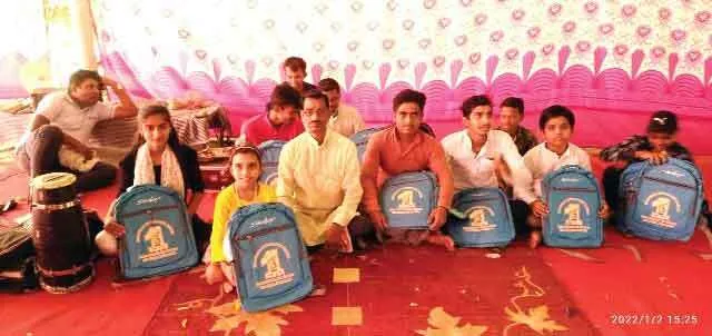 मुुंबई-पुणे की साध-संगत ने बच्चों को बांटे स्कूल बैग