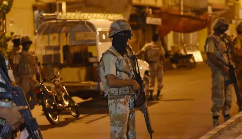पाकिस्तान में अपराधियों के साथ मुठभेड़, पुलिसकर्मी समेत तीन की मौत