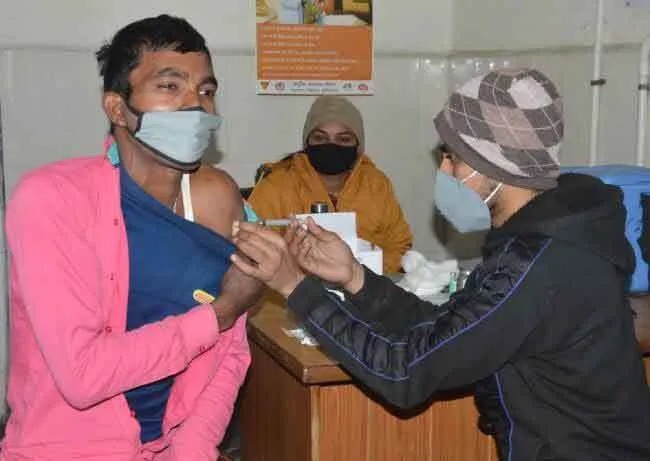 पीजीआई में 30 हेल्थ केयर वर्कर संक्रमित, दो की मौत