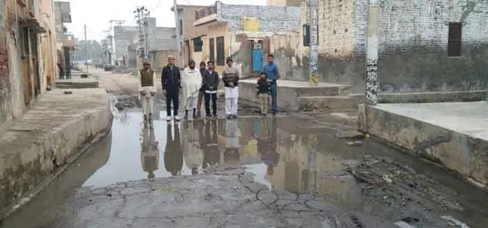 पाइप लाइन लीकेज से सप्लाई हो रहा दूषित पानी, सोया विभाग