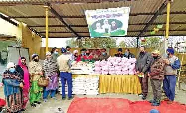साध-संगत ने 45 जरूरतमंद परिवारों को वितरित किया राशन