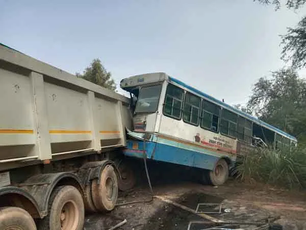 रोडवेज बस-डंफर टक्कर में एक की मौत, 14 घायल