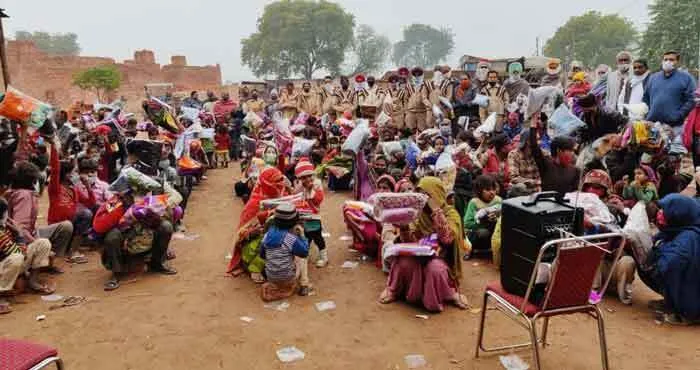 पहले बांटे गर्म वस्त्र और फिर किया वैक्सीनेशन के प्रति जागरूक