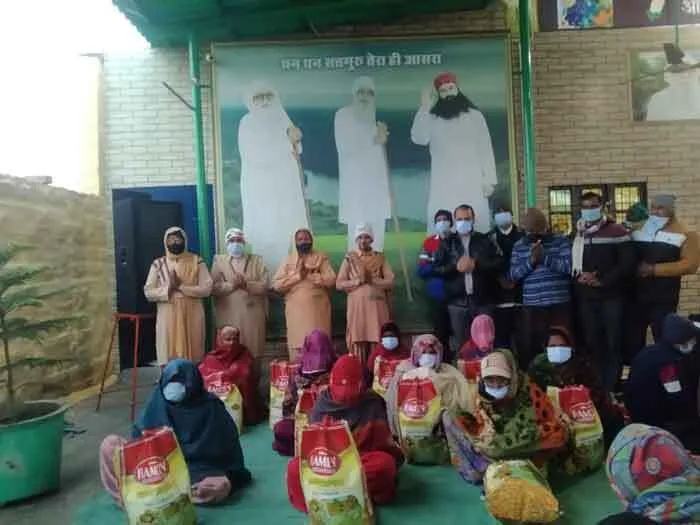 कोटली की साध-संगत ने बांटा राशन, गर्म कपड़े व मास्क