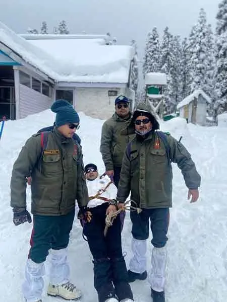 बर्फबारी के बीच ट्रेनिंग पर डटे सिक्स सिग्मा हेल्थकेयर के जांबाज