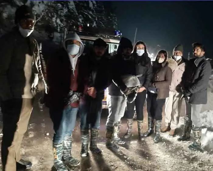 बर्फबारी में फंसे पश्चिम बंगाल के छह पर्यटकों को बचाया