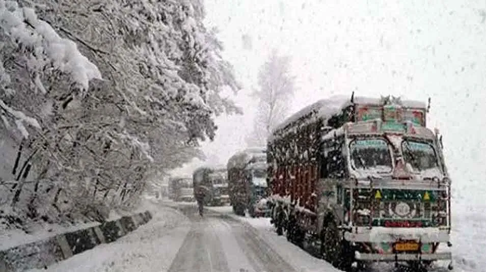 ताजा हिमपात होने से श्रीनगर-लद्दाख, मुगल रोड बंद