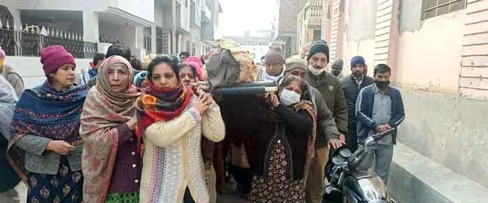 बेटी व पुत्रवधू ने दिया अर्थी को कंधा व मुखाग्नि