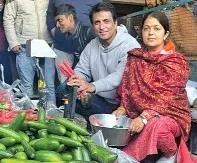 मालविका सूद ने सब्जी वाला रेहड़ा चलाकर किया प्रचार, दुकान पर बैठकर बेची सब्जियां