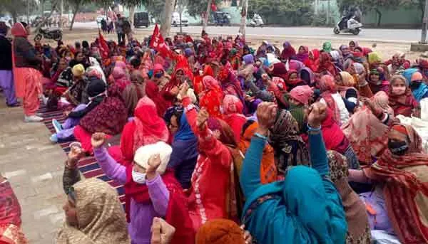 हड़ताली आंगनवाड़ी कर्मियों के समर्थन उतरा सर्व कर्मचारी संघ