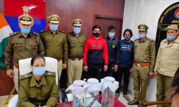 लिफ्ट लेकर लूटपाट और गाड़ी छिनने के तीन आरोपी गिरफ्तार
