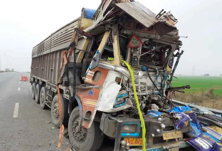 सड़क किनारे खड़े ट्रक से टकराया ट्रक, दो की मौत